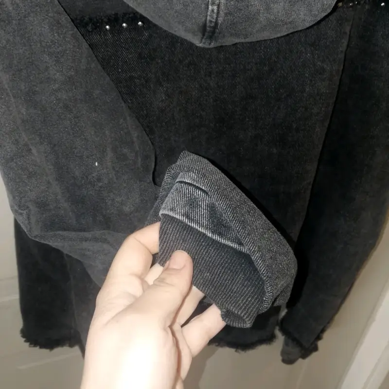 Chaqueta de mezclilla negra con tachas - 2
