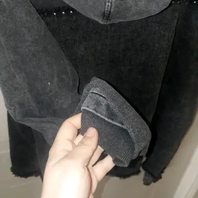 Chaqueta de mezclilla negra con tachas - miniatura 2