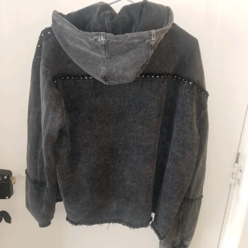 Chaqueta de mezclilla negra con tachas - 3