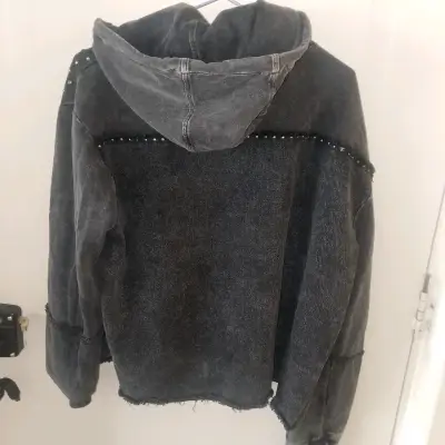 Chaqueta de mezclilla negra con tachas - miniatura 3
