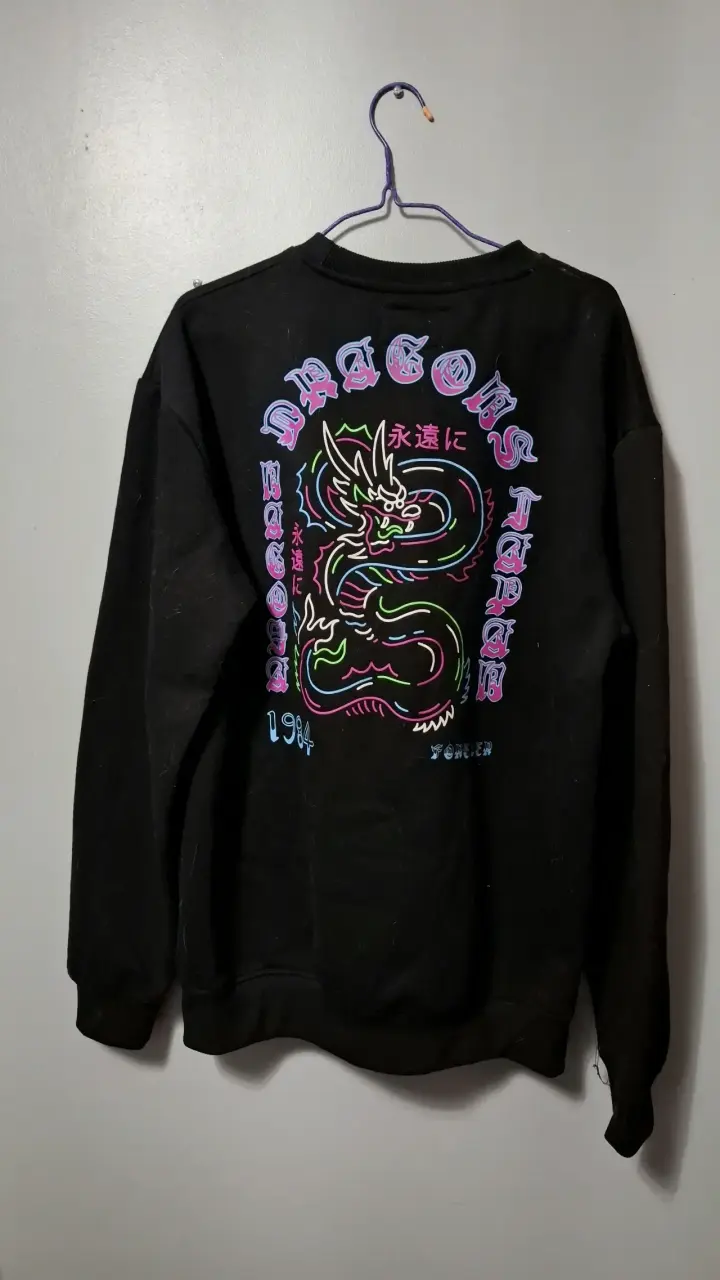 Polerón negro con diseño japonés - 2