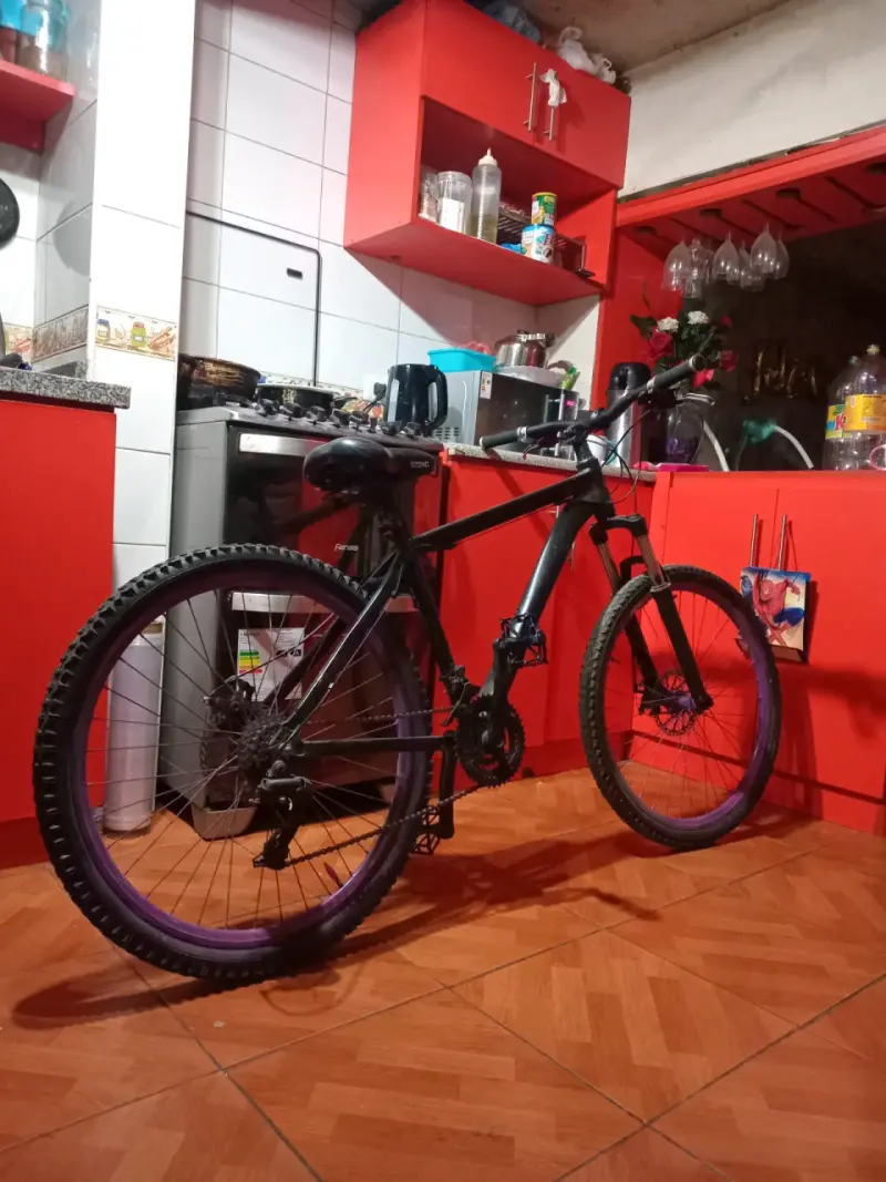 Bicicleta de montaña negra - 1