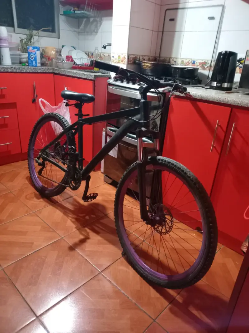 Bicicleta de montaña negra - 3