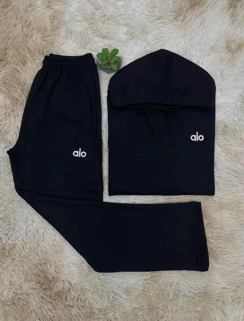 Conjunto deportivo negro marca Alo