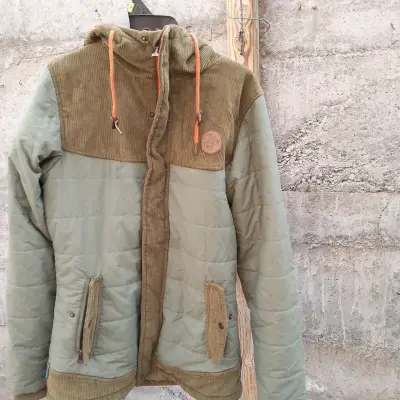Chaqueta acolchada verde con capucha - miniatura 1