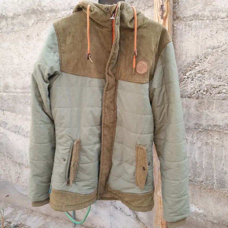 Chaqueta acolchada verde con capucha - 2