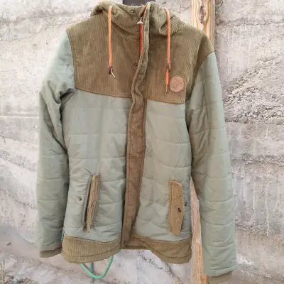 Chaqueta acolchada verde con capucha - miniatura 2