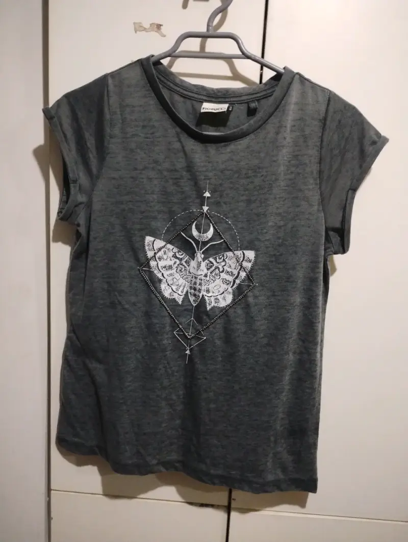 Polera gris con diseño de mariposa Fiorucci