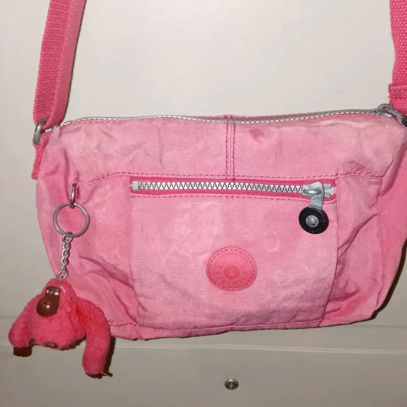 Bolso bandolera rosa con llavero de mono - 1
