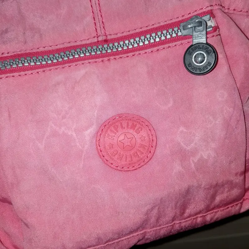 Bolso bandolera rosa con llavero de mono - 2