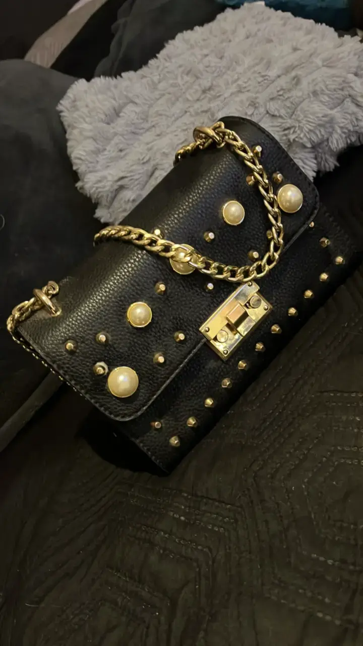 Cartera negra con perlas y cadena dorada - 1