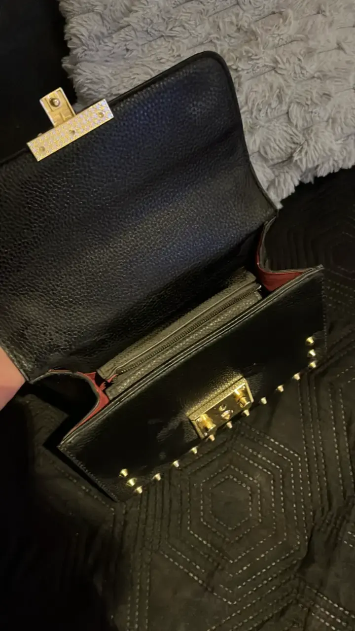 Cartera negra con perlas y cadena dorada - 2