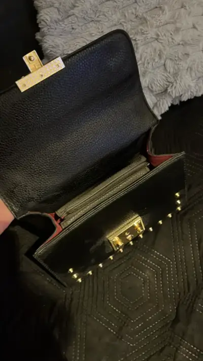 Cartera negra con perlas y cadena dorada - miniatura 2