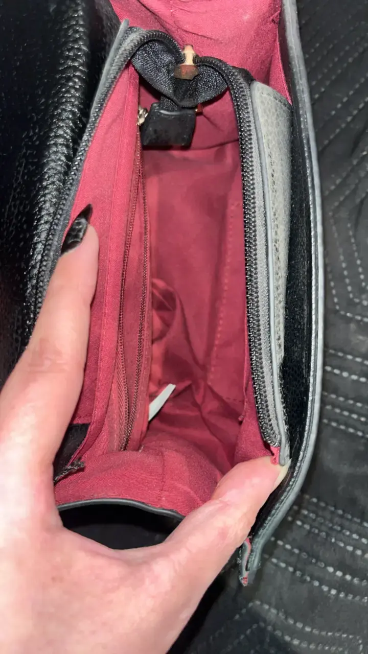 Cartera negra con perlas y cadena dorada - 3