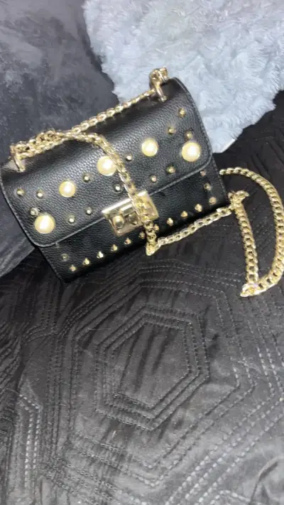 Cartera negra con perlas y cadena dorada - miniatura 4