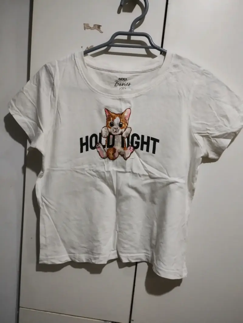 Polera blanca con diseño de gato Index Basics