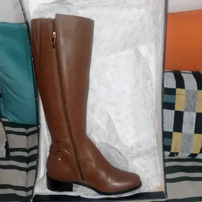 Botas largas de cuero marrón con cierre lateral - miniatura 3