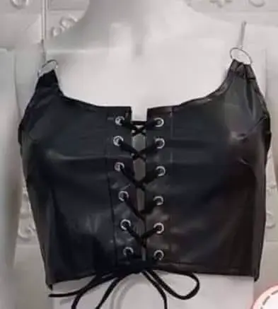 Top de cuero negro con cordones