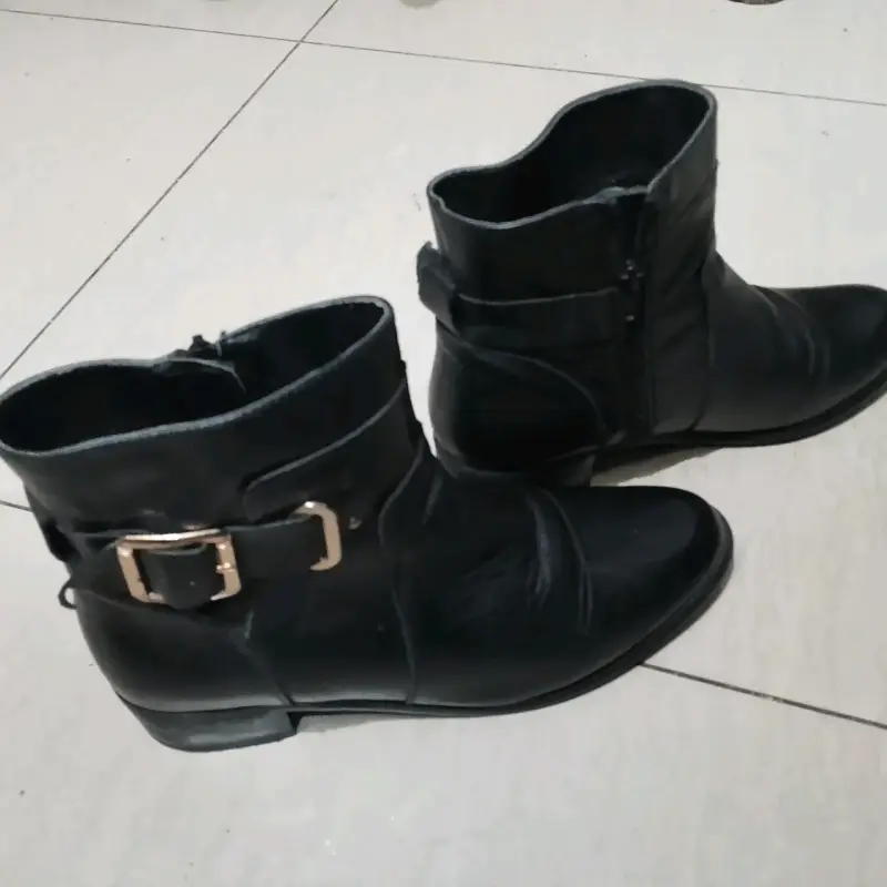 Botines negros de cuero con hebilla - 1