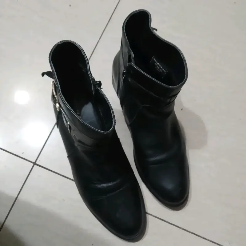 Botines negros de cuero con hebilla - 2