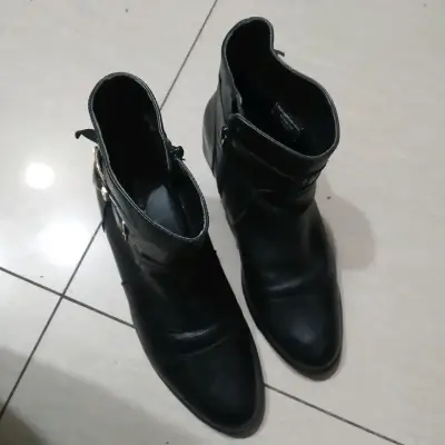 Botines negros de cuero con hebilla - miniatura 2