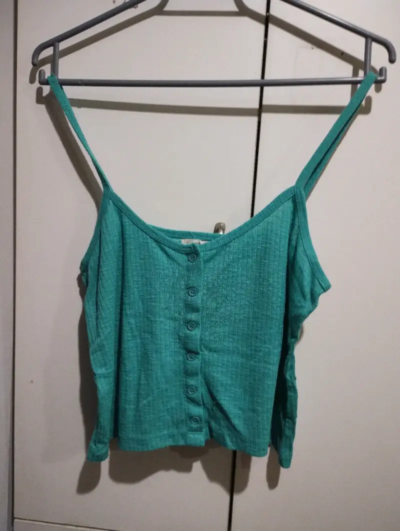 Blusa verde con botones y tirantes