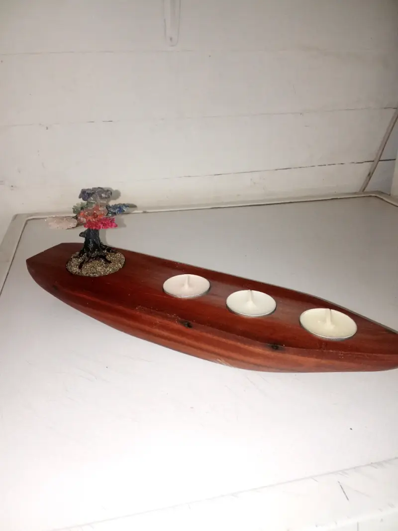 Portavelas de madera con árbol decorativo
