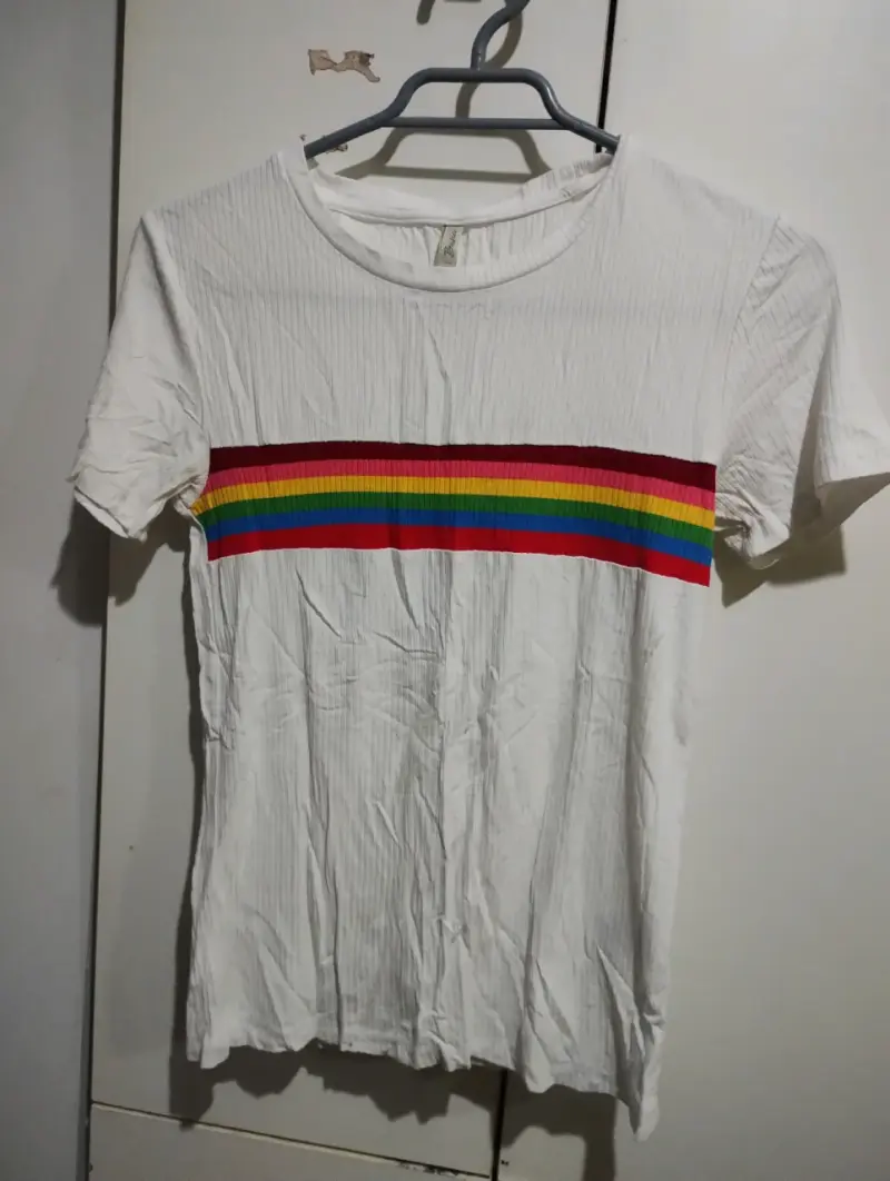 Polera blanca con diseño arcoíris