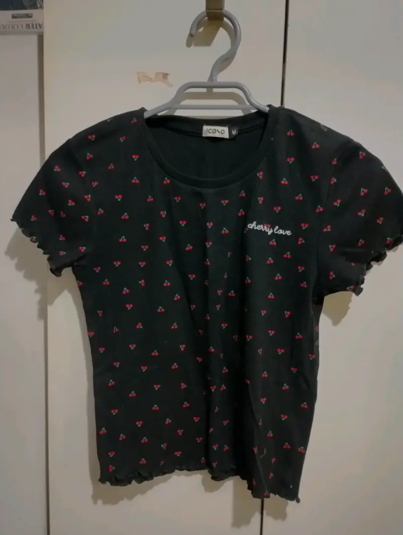 Polera negra con estampado de cerezas