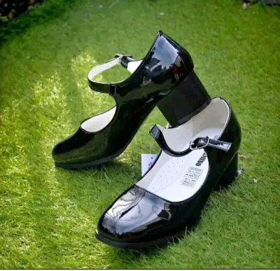 Zapatos de charol negro con tacón bajo - miniatura 1