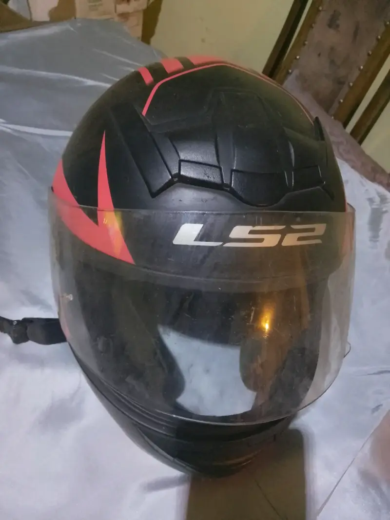 Casco de moto LS2 negro y rojo