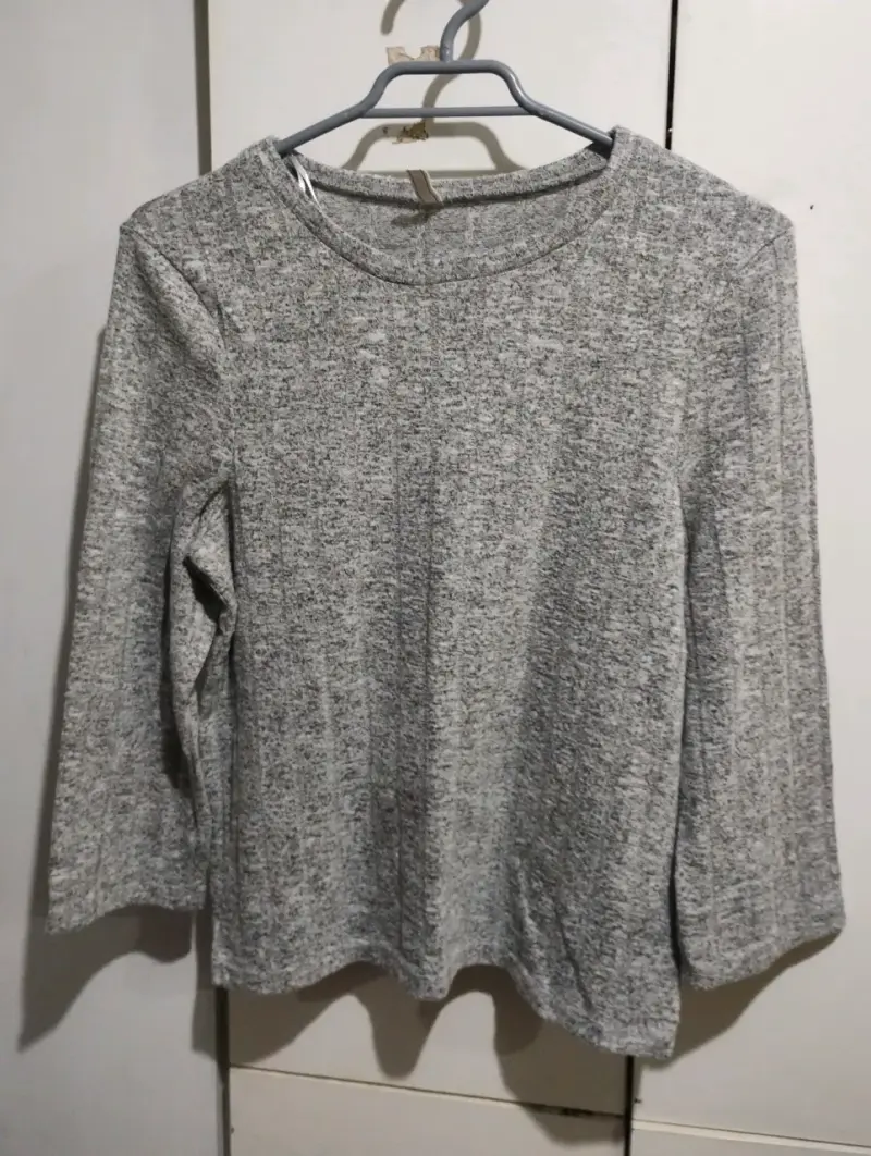 Suéter gris de lanilla para mujer