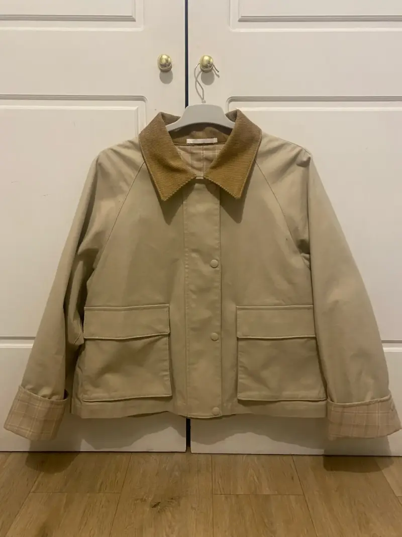 Chaqueta beige con cuello de cotelé UNIQLO - 1