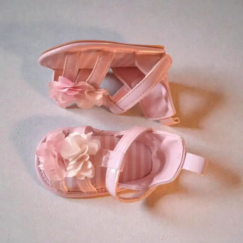 Sandalias rosadas para bebé con flores