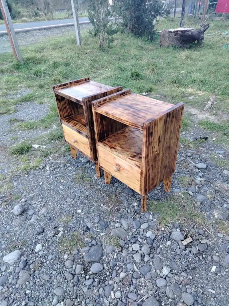 Mesitas de noche de madera quemada