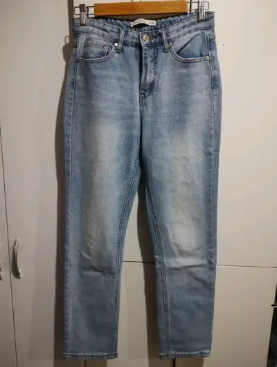 Jeans azul claro de mezclilla para mujer - miniatura 1