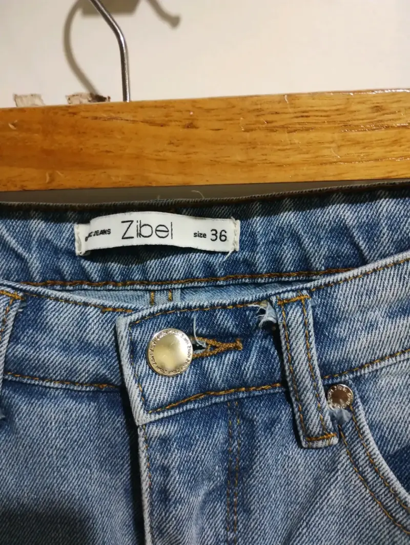 Jeans azul claro de mezclilla para mujer - 2