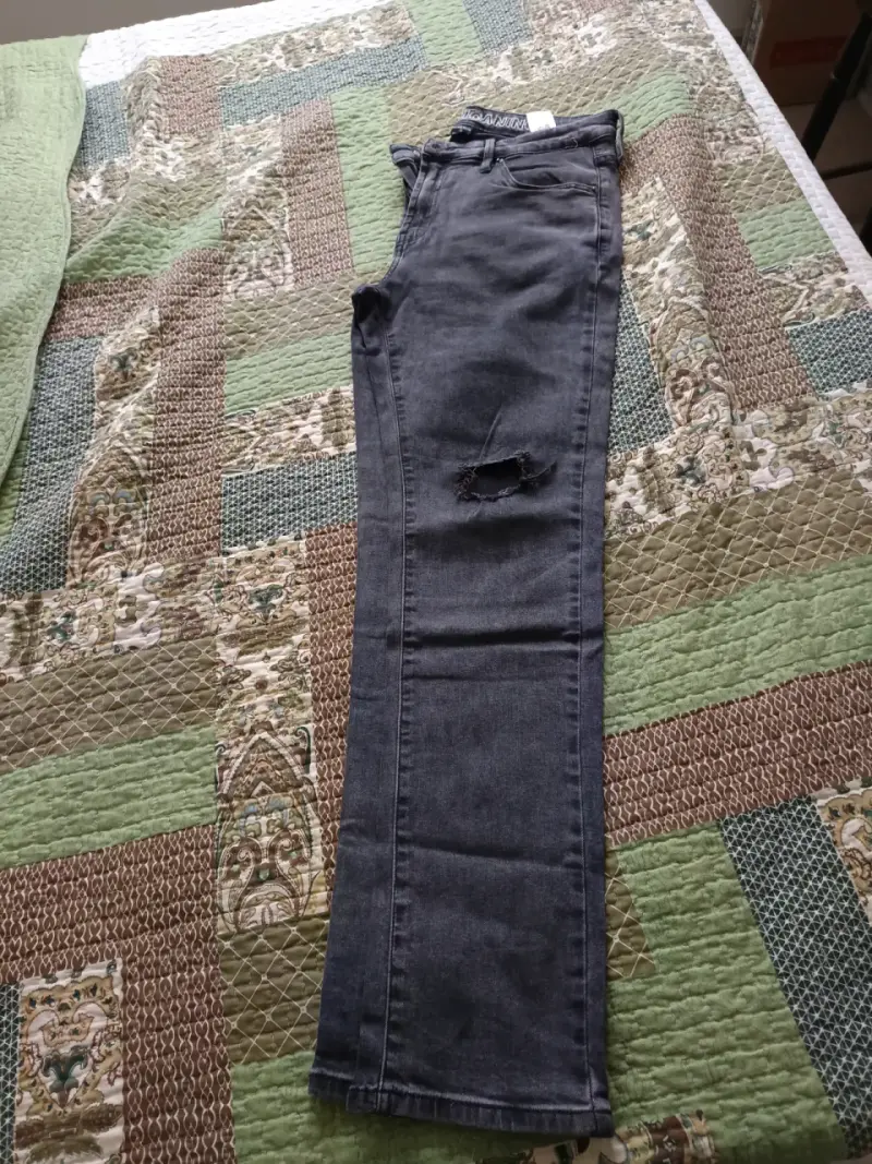Jeans oscuros con diseño desgastado