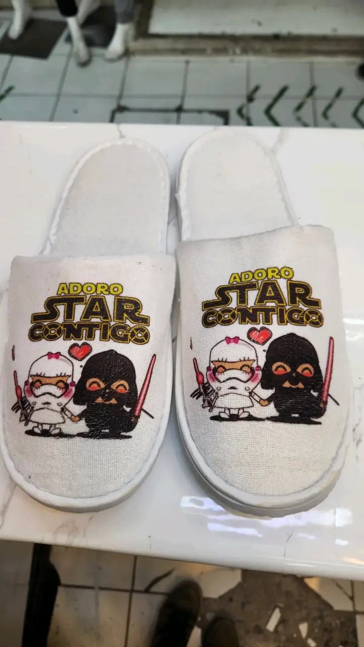 Pantuflas blancas con diseño divertido - 1