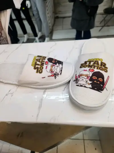 Pantuflas blancas con diseño divertido - miniatura 2