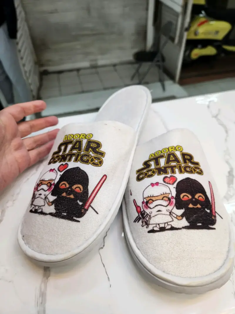 Pantuflas blancas con diseño divertido - 3