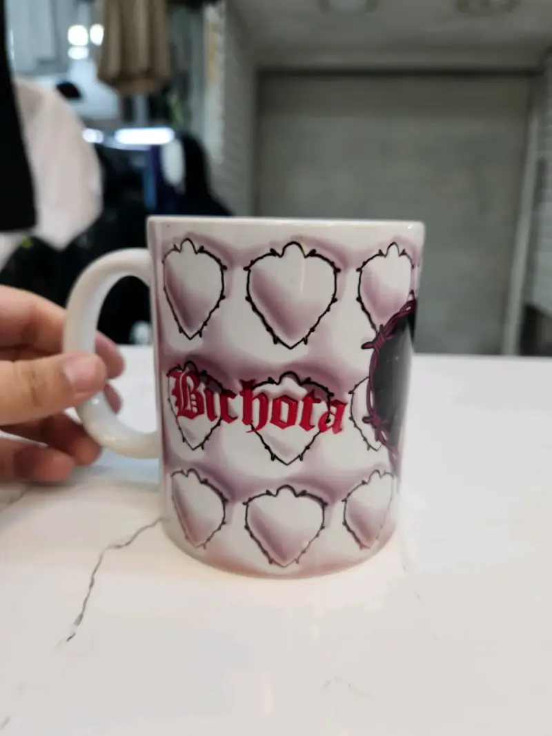 Taza de cerámica con diseño de corazones - 1