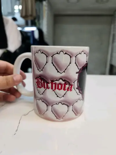 Taza de cerámica con diseño de corazones - miniatura 1