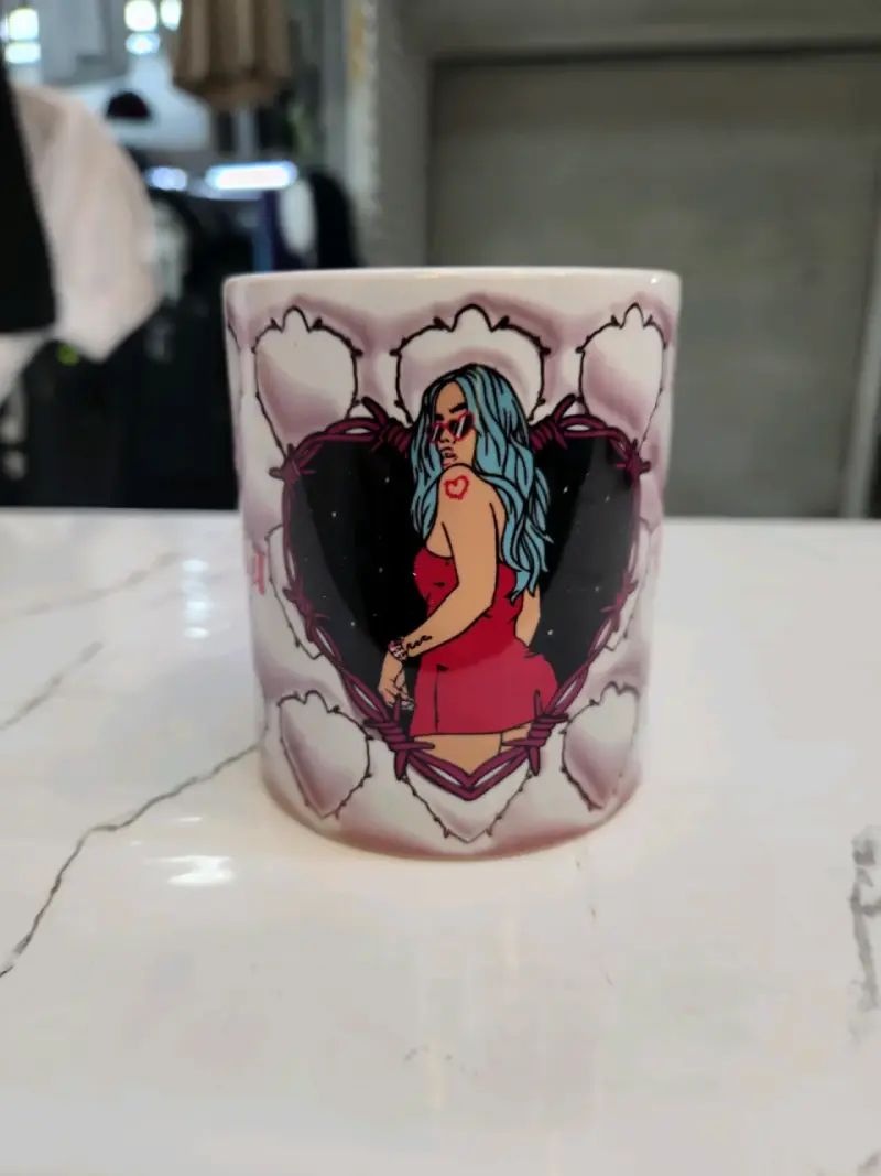 Taza de cerámica con diseño de corazones - 2