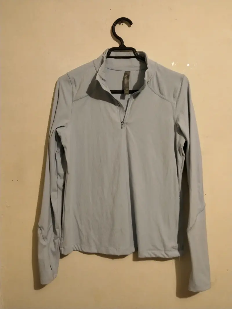 Polera deportiva gris con cierre mondetta - 1