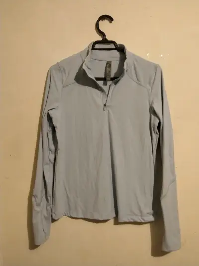 Polera deportiva gris con cierre mondetta - miniatura 1