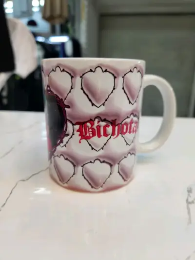 Taza de cerámica con diseño de corazones - miniatura 3