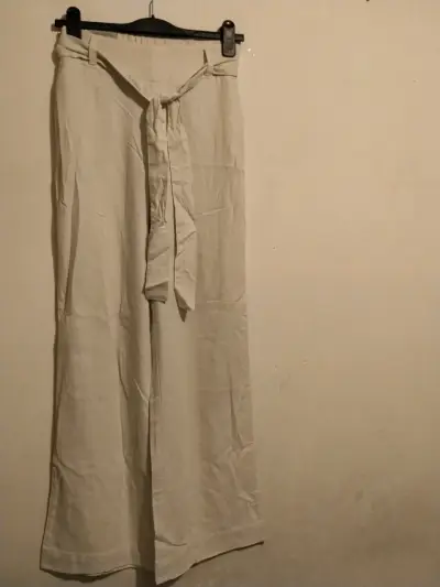 Pantalones anchos beige con cinturón - miniatura 1