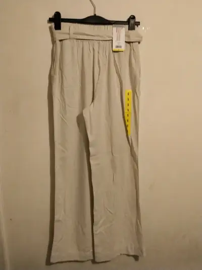 Pantalones anchos beige con cinturón - miniatura 3