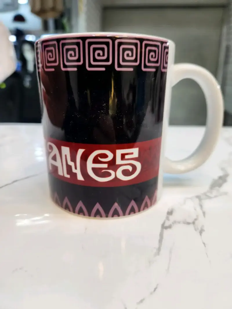 Taza de cerámica con diseño artístico - 3